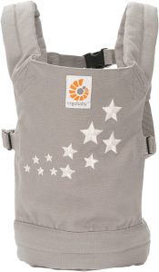 Le porte bébé poupon Ergobaby permet à votre enfant de se promener avec la poupée à proximité.