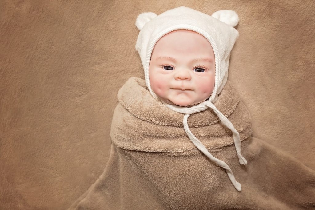 Este bebe reborn lleva un bonito sombrero.