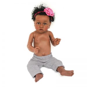 Cette poupée reborn s'appelle Inaya.