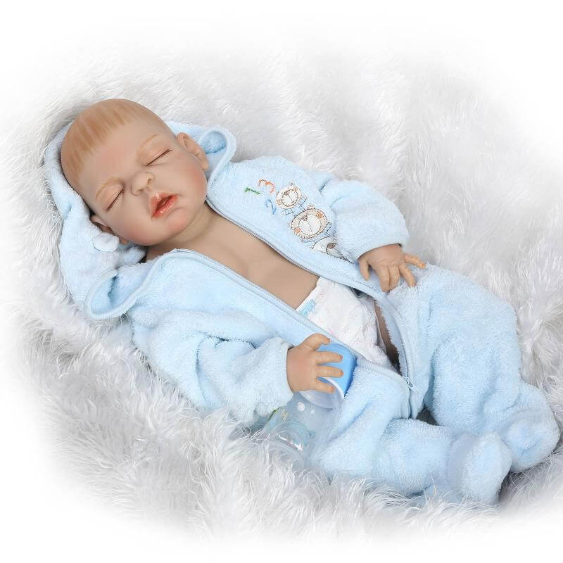 Ce bébé reborn en silicone se prénomme Liam.