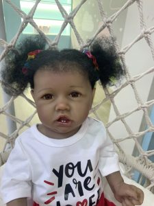 Ce beau bébé réaliste se prénomme Diana.
