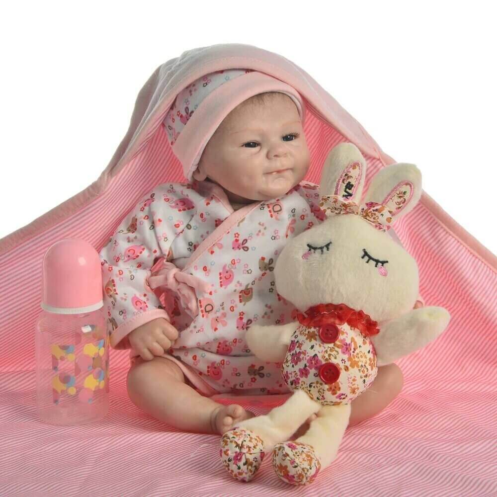 Le bébé reborn fille Apolline aime être accompagnée de son doudou.