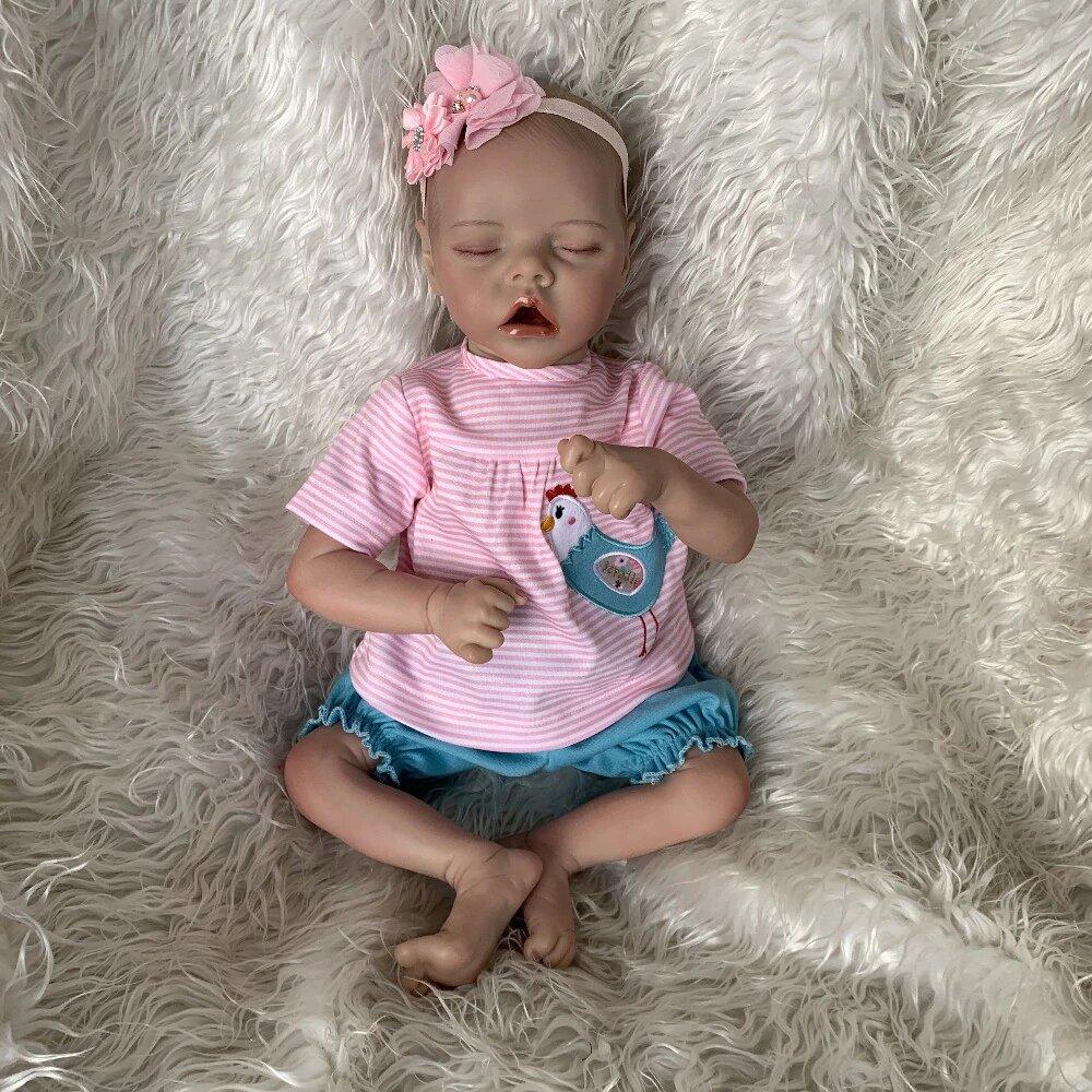 La poupée reborn Lana dort avec la bouche ouverte.