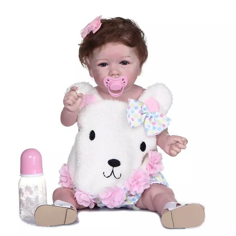 Le bébé reborn fille Noémie est à croquer avec son habit ourson.